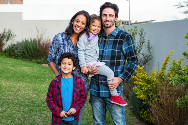 Famille souriante dans le jardin — Photo