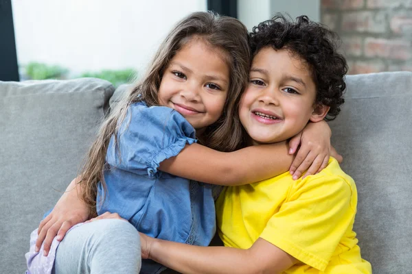 Schattig broers en zussen knuffelen — Stockfoto