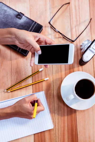 Parte de las manos escribiendo en el teléfono inteligente — Foto de Stock