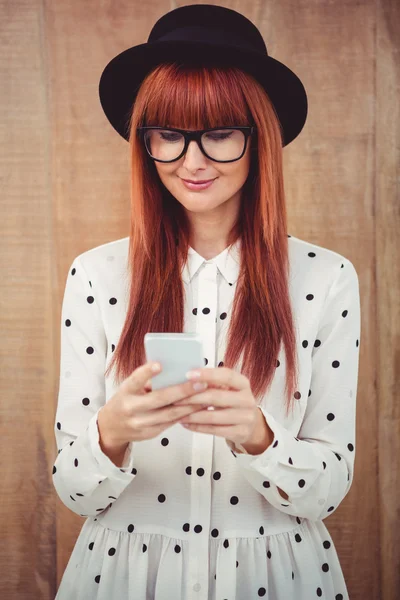 Lächelnde Hipster-Frau mit ihrem Smartphone — Stockfoto