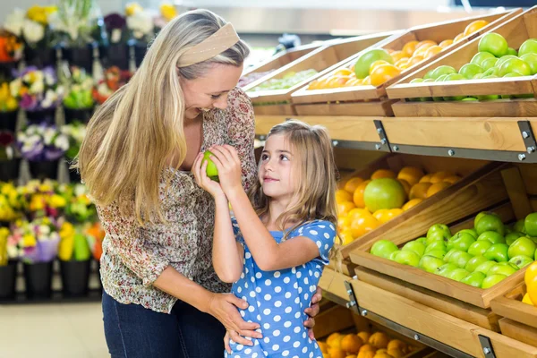 Dotter att ge apple till sin mamma — Stockfoto