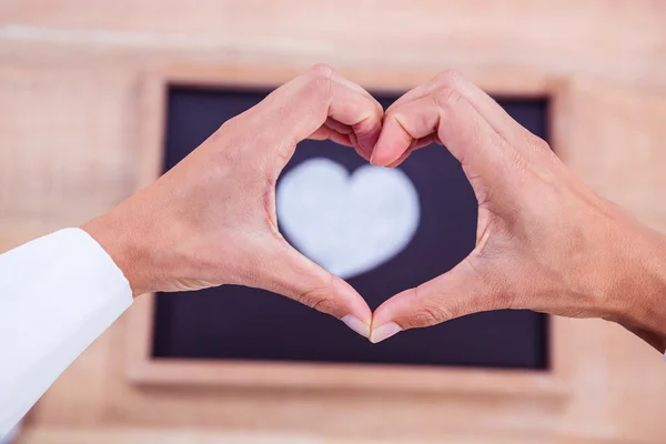 Vista de las manos haciendo forma de corazón —  Fotos de Stock