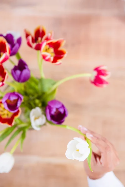 Ansicht der Hand Löcher weiße Blume — Stockfoto