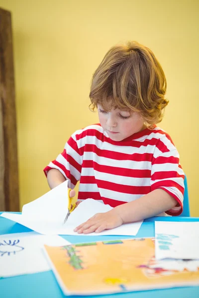Kâğıdı kesmek için makas kullanarak çocuk — Stok fotoğraf