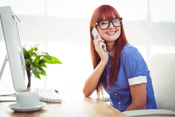 Smiling hipster woman on phone — Stock Photo, Image