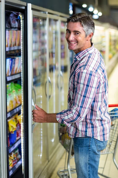 Man membuka lemari es supermarket — Stok Foto