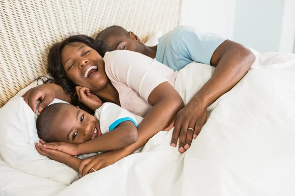 Bonita pareja con su hijo en la cama juntos —  Fotos de Stock