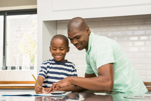 Père aidant son fils avec les devoirs — Photo