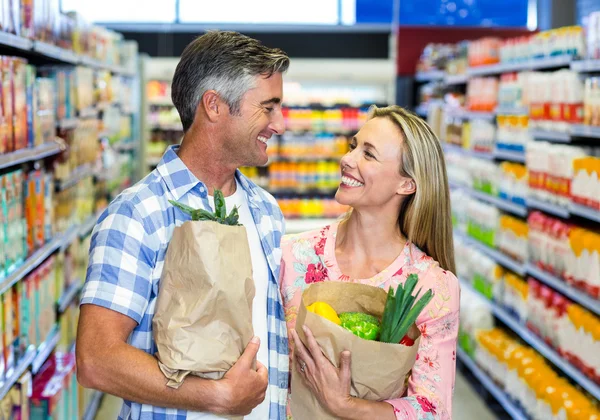 Coppia sorridente con borse della spesa — Foto Stock