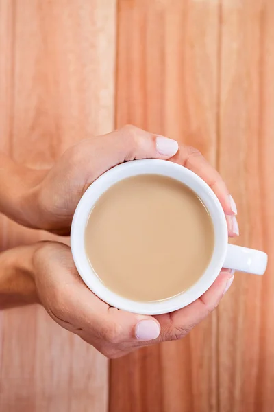 Mulheres mãos segurando xícara de café — Fotografia de Stock