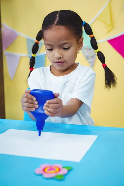 Menina segurando uma garrafa de cola — Fotografia de Stock