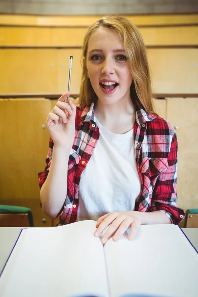 Blonde Studentin stellt im Unterricht eine Frage — Stockfoto