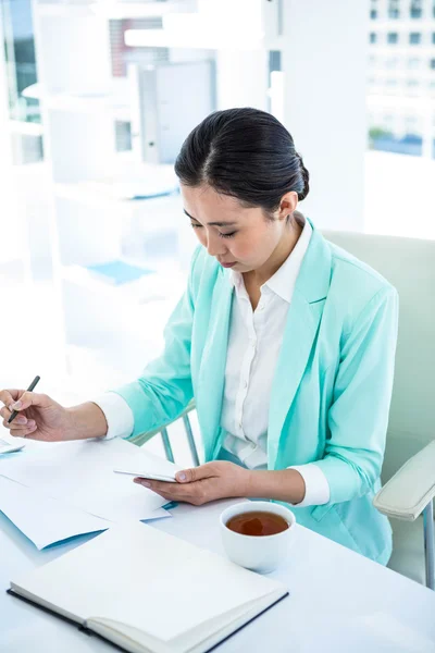 Femme d'affaires utilisant son téléphone intelligent — Photo