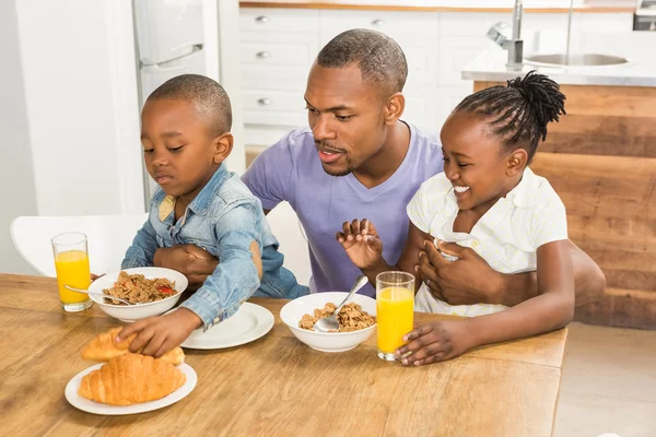 Casual feliz familia desayunando — Foto de Stock