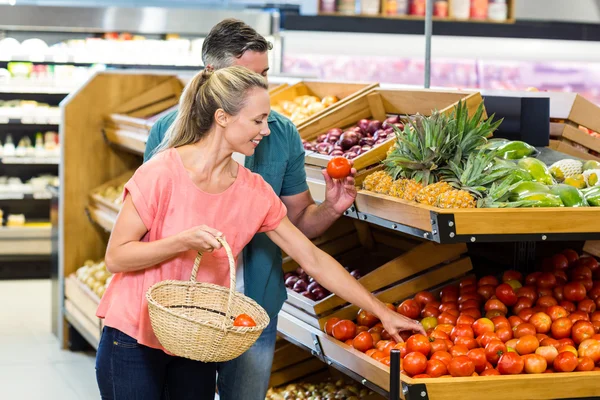 Casal feliz segurando tomates — Fotografia de Stock