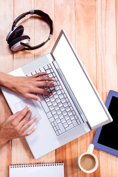 Womans hands typing on a laptop — Stock Photo, Image