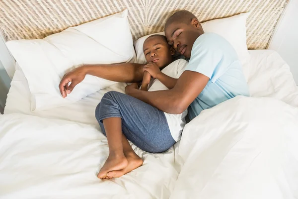 Baba ve oğul birlikte uyumak — Stok fotoğraf