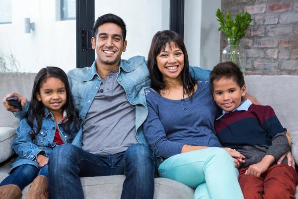 Fericit tineri familie vizionarea TV — Fotografie, imagine de stoc