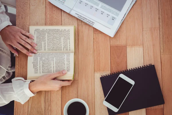 Beschnittene Hand hält Buch — Stockfoto