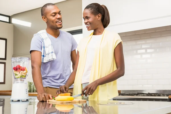 Young casual couple making fruits — Stock Photo, Image