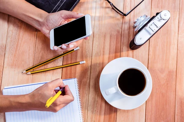 Deel van de handen typen op smartphone — Stockfoto