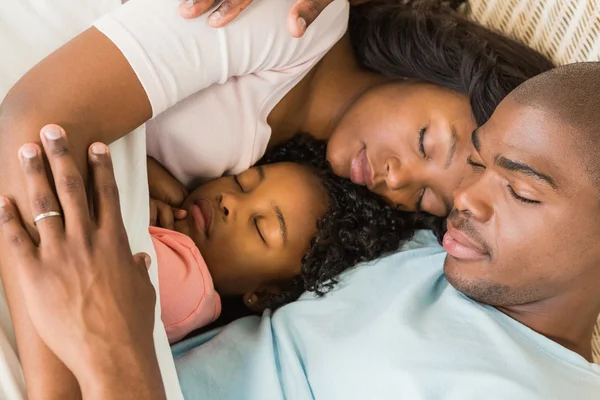 Hübsches Paar mit Tochter, die zusammen schläft — Stockfoto
