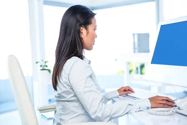 Empresária atraente usando computador — Fotografia de Stock