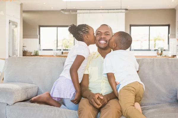 Gelukkig vader is gekust door zijn twee kinderen — Stockfoto