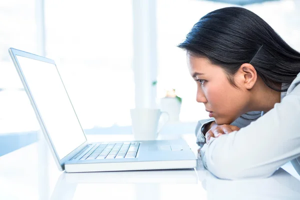 Besorgte Geschäftsfrau vor ihrem Laptop — Stockfoto