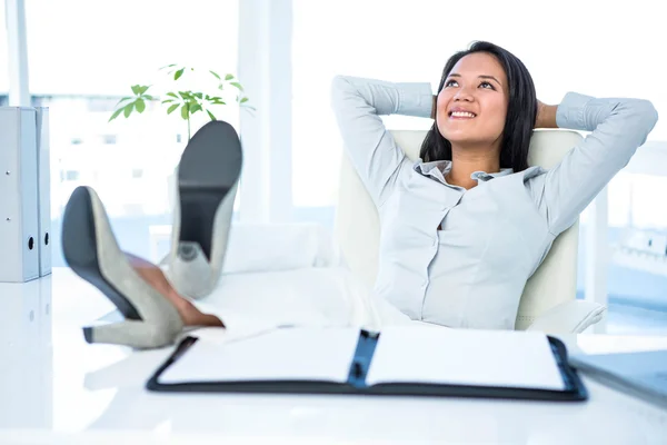 Glimlachende zakenvrouw ontspannen zichzelf — Stockfoto