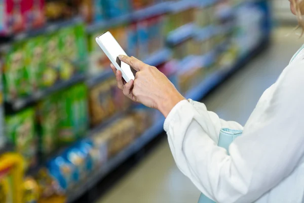 Mujer mano usando smartphone —  Fotos de Stock