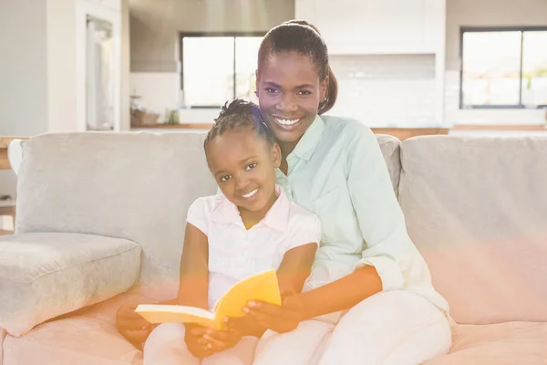 Mãe amorosa com filha no sofá — Fotografia de Stock