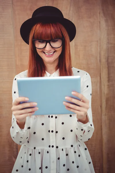 Usmívající se žena bederní pomocí její tablet — Stock fotografie