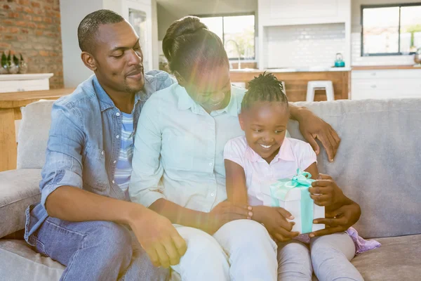 Söt par erbjuder en present för deras dotter — Stockfoto