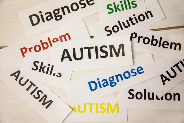 Palabras de autismo en mesa de madera —  Fotos de Stock