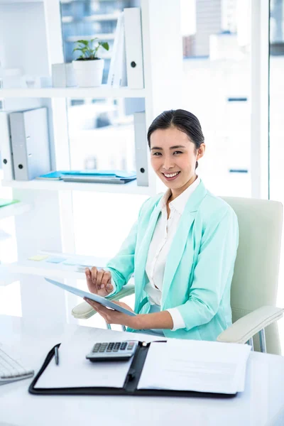 Empresária sorridente com notas na mesa — Fotografia de Stock