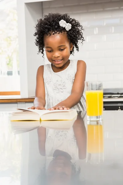 Lachende meisje het lezen van een boek — Stockfoto