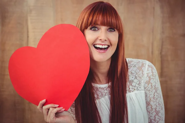 Lächelnde Hipsterfrau mit einem großen roten Herz — Stockfoto