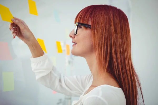 Mulher hipster atraente segurando notas pegajosas — Fotografia de Stock