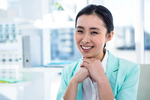 Smiling businesswoman at her desk — Stock Photo, Image