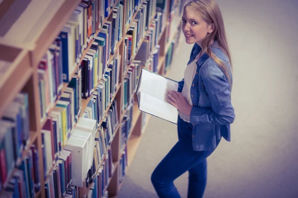 Libro in piedi studente lettura in biblioteca — Foto Stock