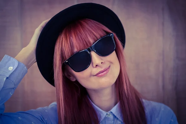 Sonriente mujer hipster posando cara a la cámara — Foto de Stock