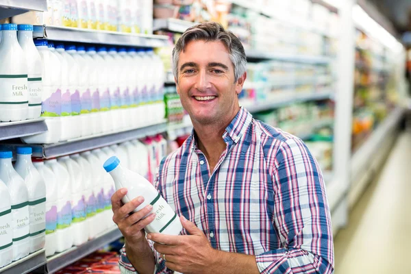 Sorrindo homem segurando garrafa de leite — Fotografia de Stock