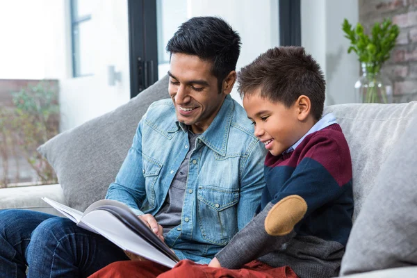 Heureux livre de lecture père avec son fils — Photo