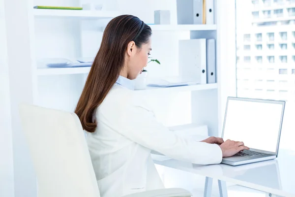 Geschäftsfrau im weißen Hemd mit Laptop — Stockfoto