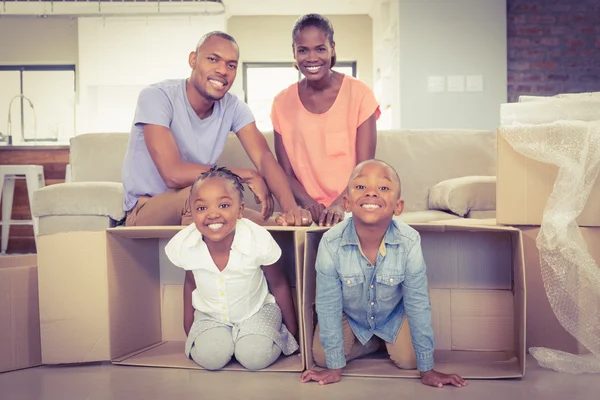 Casual glückliche Familie posiert mit Box — Stockfoto