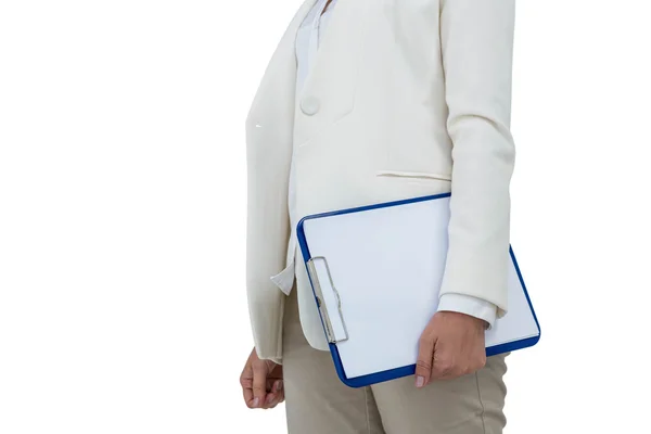 Mujer de negocios sonriente sosteniendo portapapeles — Foto de Stock