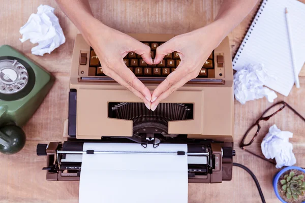 Boven weergave van schrijfmachine en oude telefoon — Stockfoto