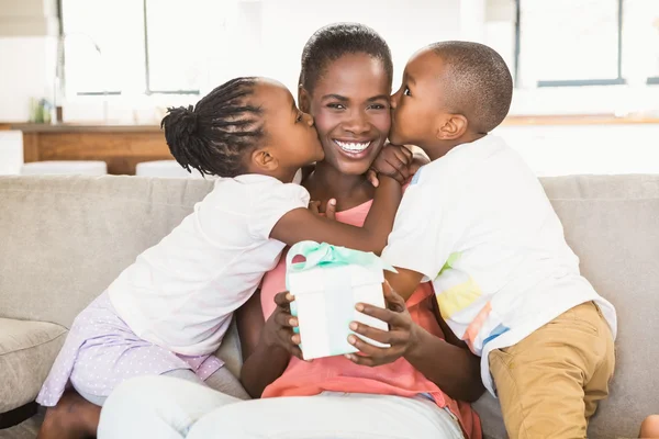 Niños ofreciendo un regalo a su madre — Foto de Stock