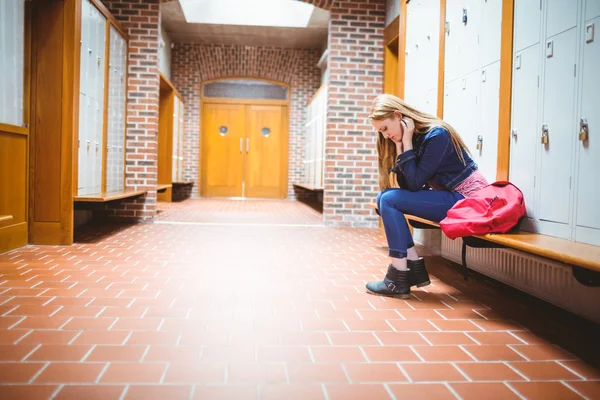 Estudiante preocupado sentado y mirando hacia abajo — Foto de Stock